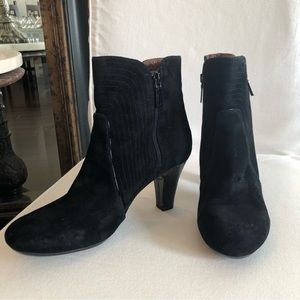 CLARKS SUEDE BOOTIES - NEW WITHOUT TAGS  - SIZE 8 1/2